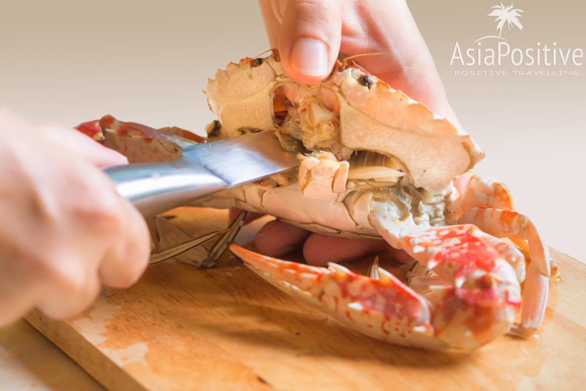 Вводим нож в ротовое отверстие краба | Как почистить свежего краба. Пошаговая инструкция с фото. | AsiaPositive.com