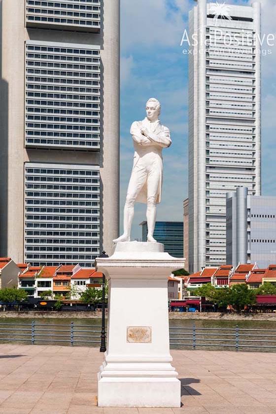 Статуя основателя Сингапура сэра Стэмфорда Раффлза | Экскурсии по Сингапуру с русскоговорящим гидом и не только | Путешествия по Азии с AsiaPositive.com