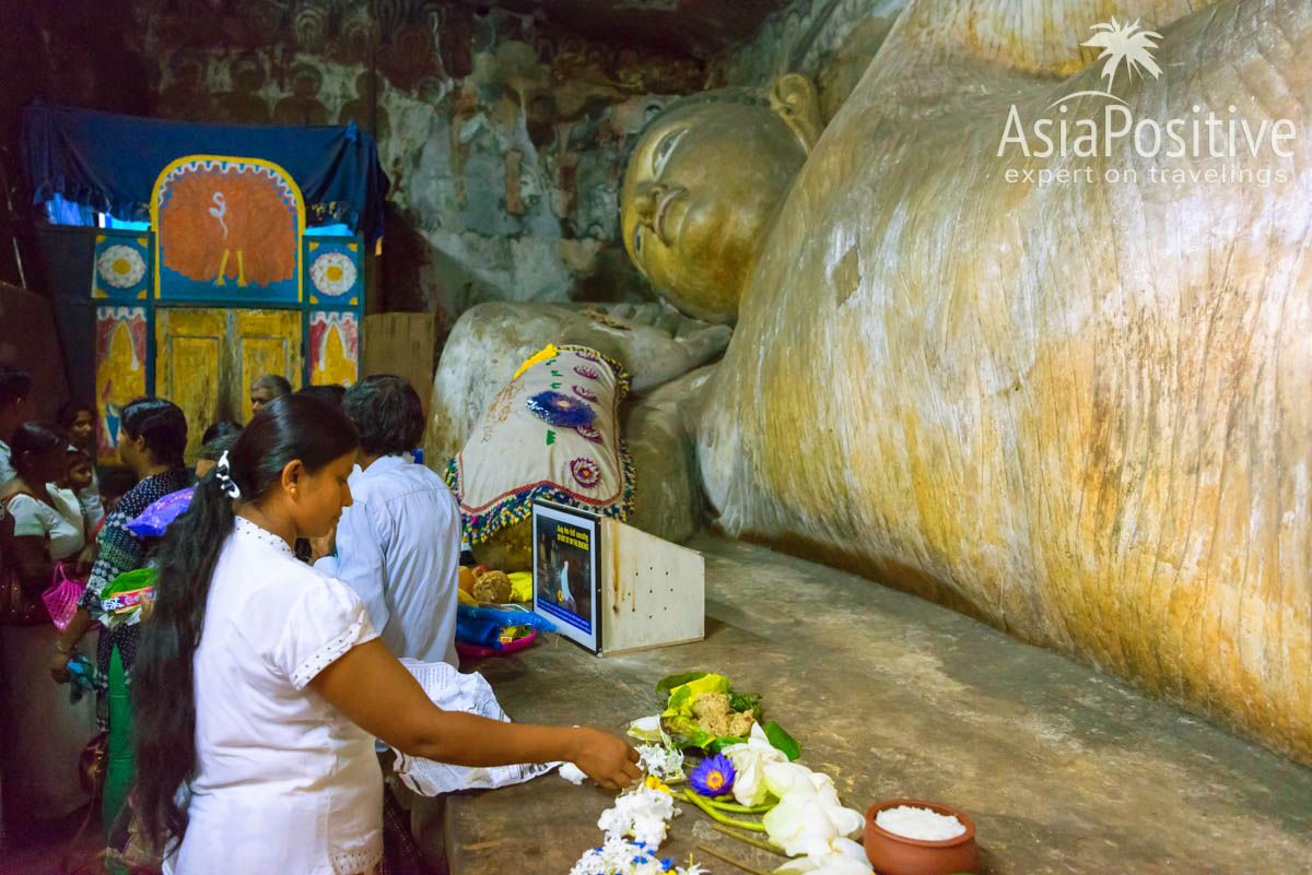 14-метровая статуя лежащего Будды в пещере №1 | Золотой храм Дамбулла (Шри-Ланка) - всё, что стоит знать 