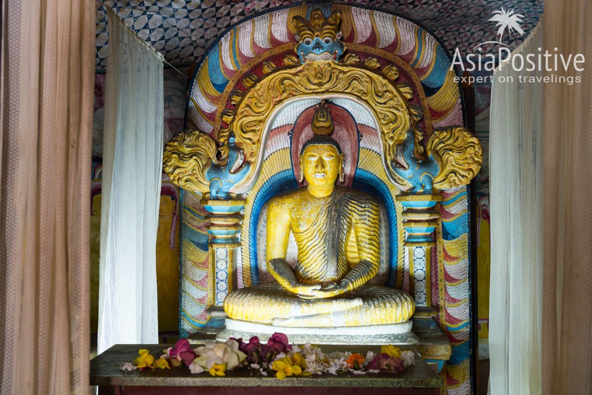 Будда в позе медитации под аркой из морских драконов | Золотой храм Дамбулла (Шри-Ланка) - всё, что стоит знать 