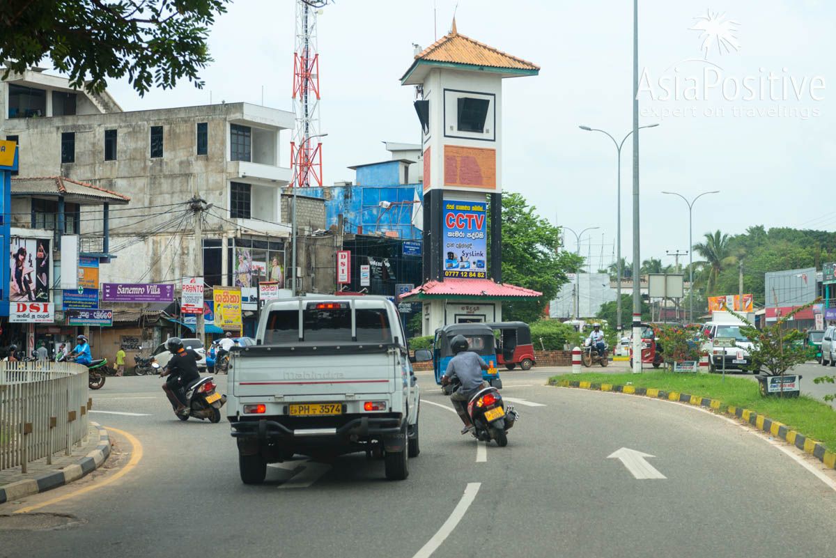 Башня с часами на главном перекрётске Дамбуллы | Шри-Ланка | Путешествия AsiaPositive.com