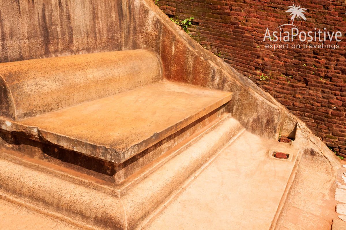 На вершине скалы стоит каменный трон или это было место для медитации | Сигирия - достопримечательсность Шри-Ланки | Путешествия AsiaPositive.com