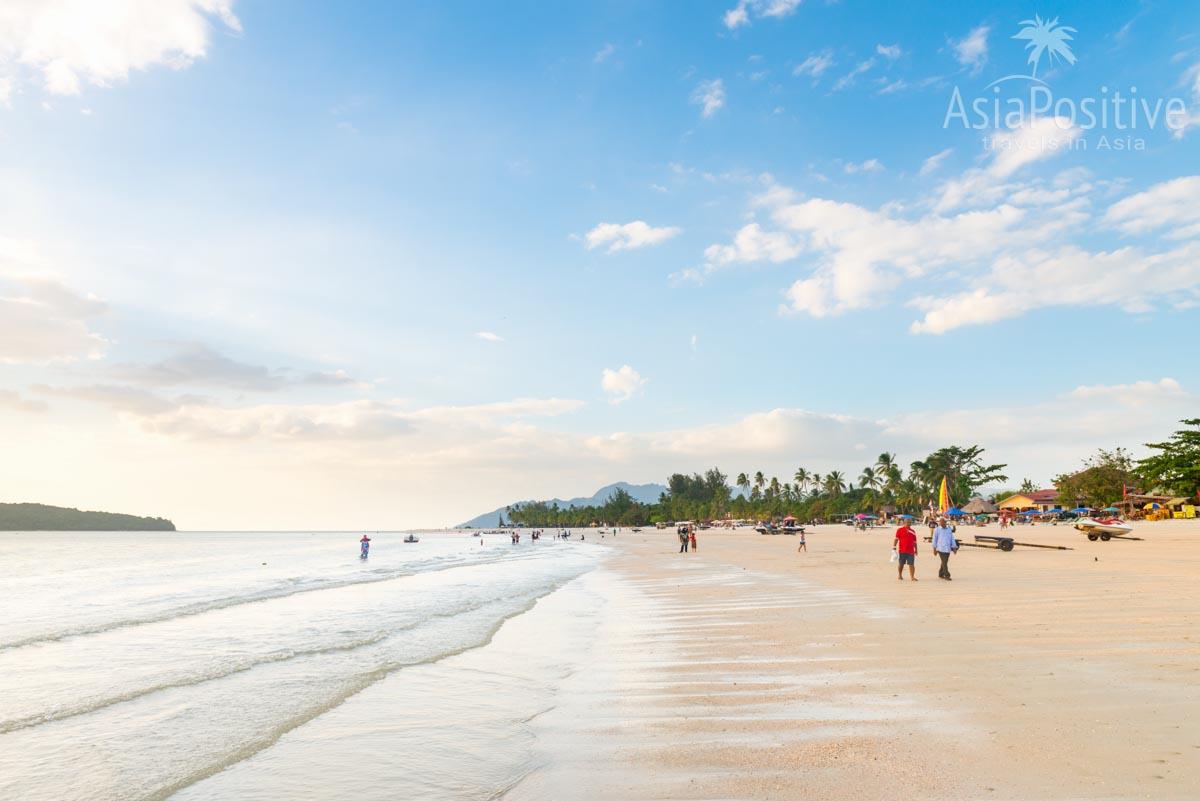 Пляж Сенанг - популярный пляж, где расположено множество отелей, кафе и ресторанов. 