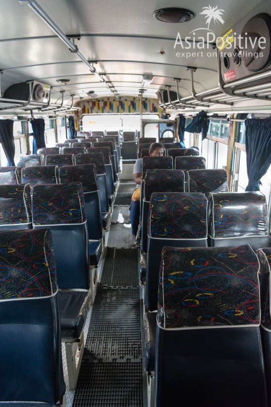 Обычный рейсовый автобус - сидения очень узкие | Основные типы транспорта для путешествий по Шри-Ланке с ценами, плюсами и минусами каждого из вариантов. | Транспорт для путешествий по Шри-Ланке | Путешествия по Азии с AsiaPositive.com