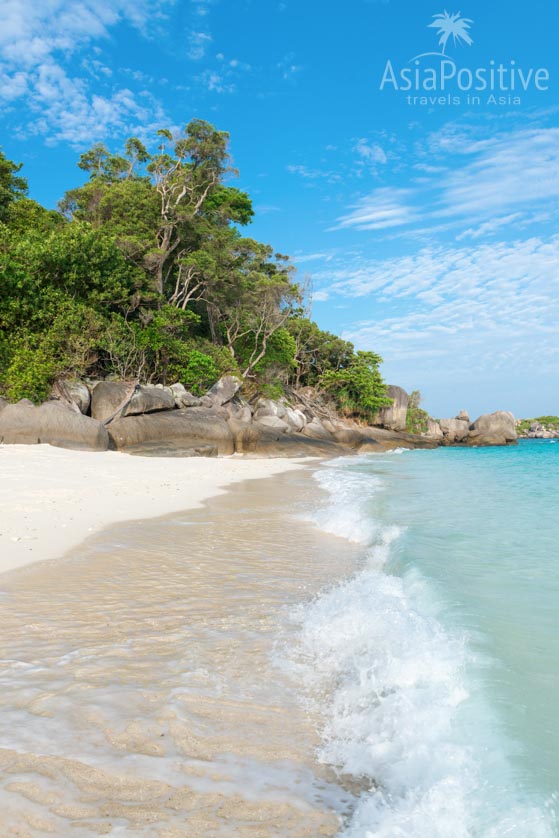 Песок на Симиланах очень мелкий и белый | Симиланы - райские острова Таиланда | Таиланд с AsiaPositive.com