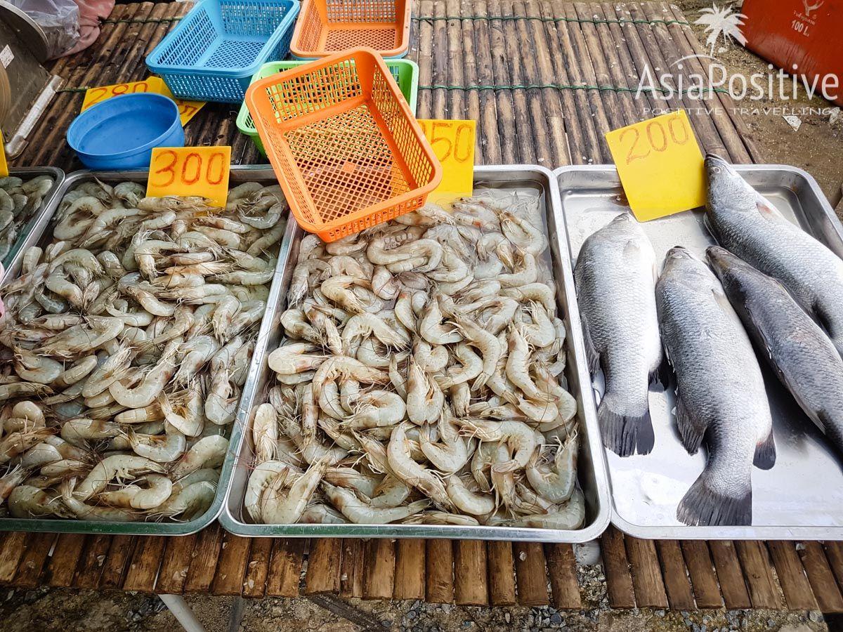 Рынки Пхукета: где и как покупать свежие морепродукты, и фрукты | Возле морепродуктов, мяса и овощей стоят небольшие корзинки, чтобы покупатели накладывали в них желаемый товар. 