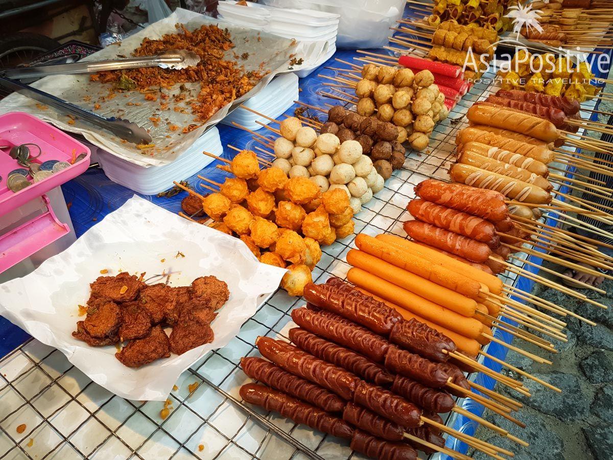 Рынки Пхукета: где и как покупать свежие морепродукты, и фрукты | Готовая еда в основном представлена закусками. 