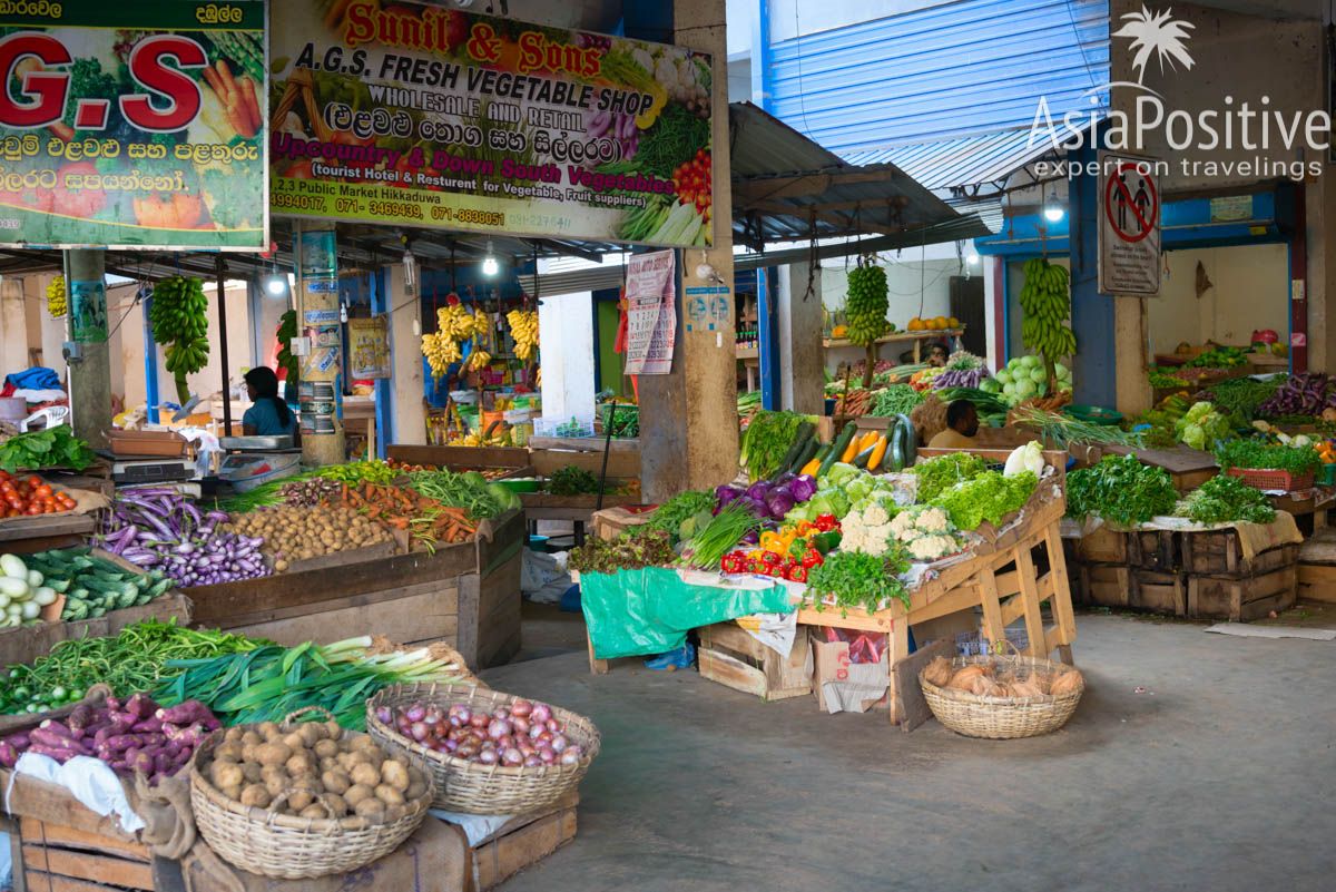 Рынок в популярном туристическом посёлке Хиккадува
