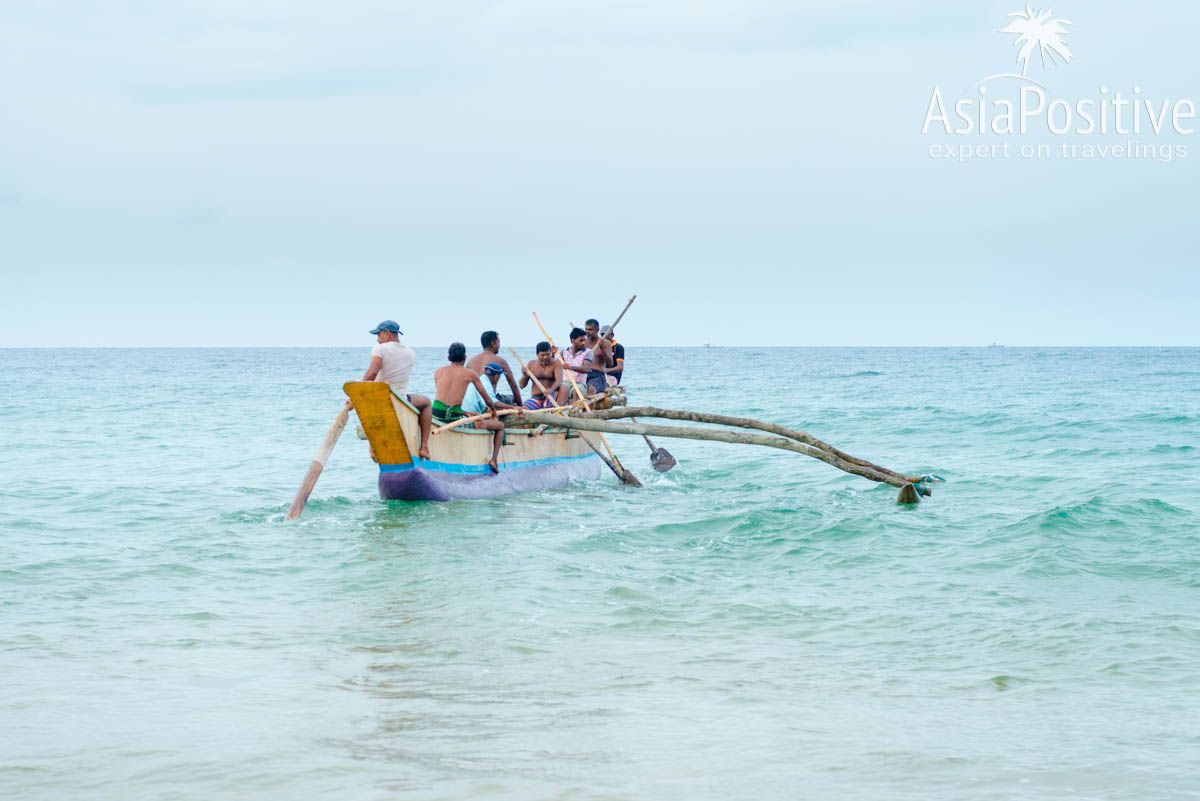 Рыбаки выходят в море на деревянной лодке | Путешествия с AsiaPositive.com