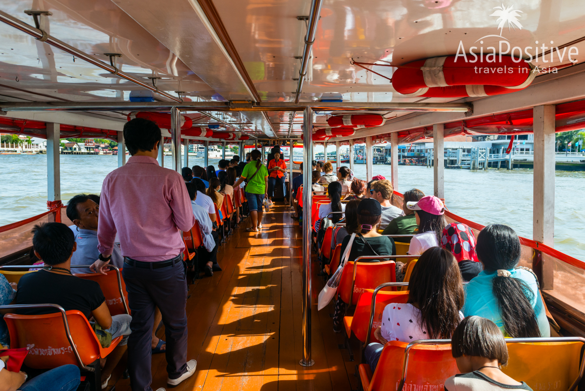 Интерьер лодки Chao Phraya Express