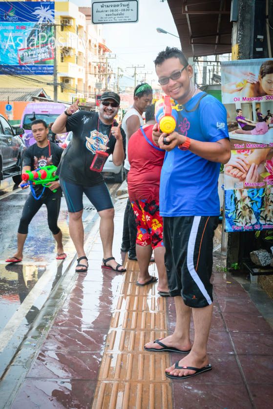 Как отмечают самый весёлый и мокрый праздник в Таиланде - тайский новый год Сонгкран: даты, традиции, правила безопасности и сохранность техники | Сонгкран - самый весёлый праздник в Таиланде | Эксперт по путешествиям AsiaPositive.com