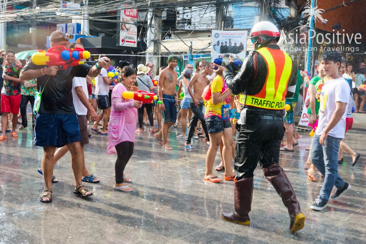 Сонгкран - праздник, когда можно без последствий схлестнуться с полицейским
