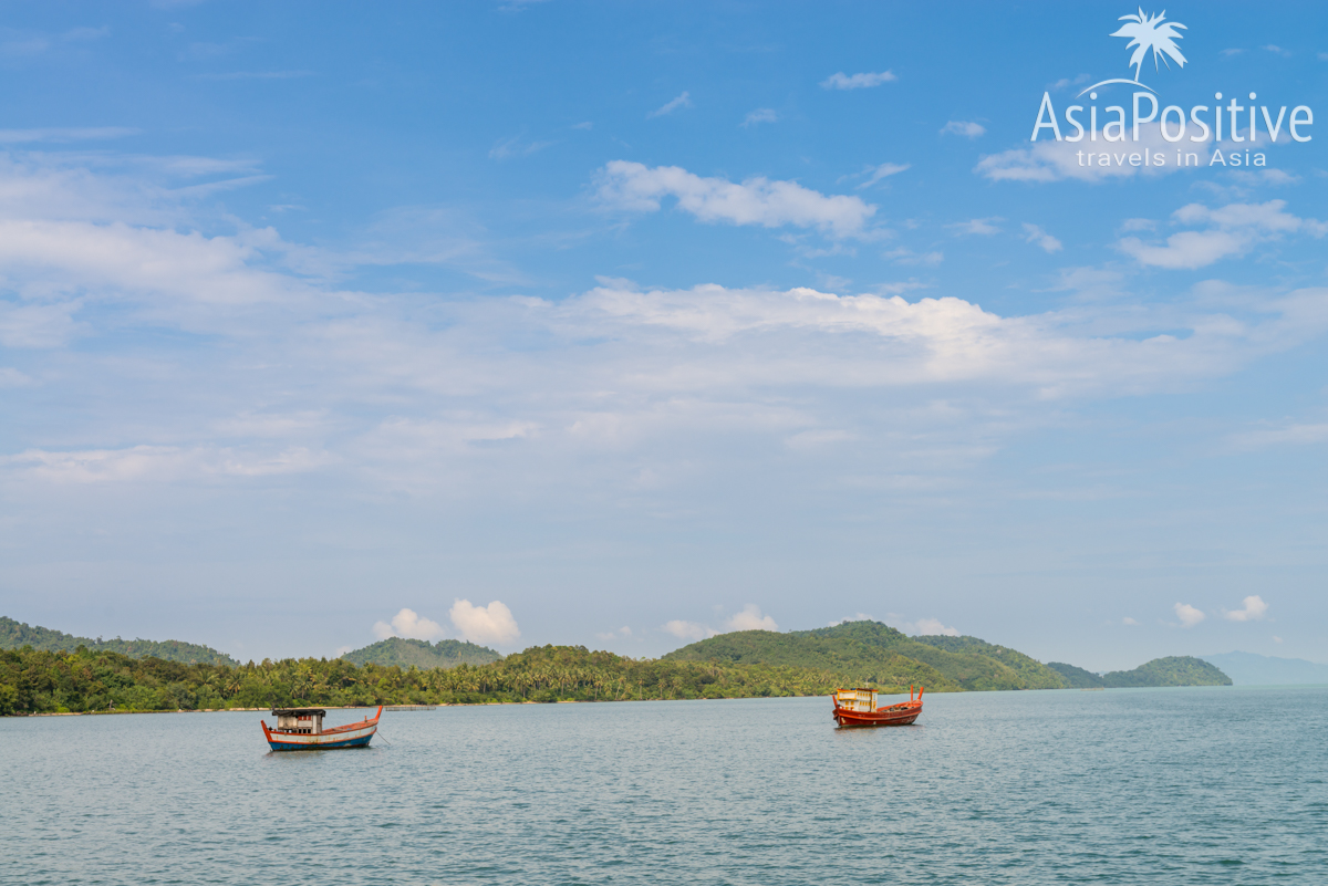 From the boat or ferry, you can enjoy beautiful views of the islands in Phang Nga Bay