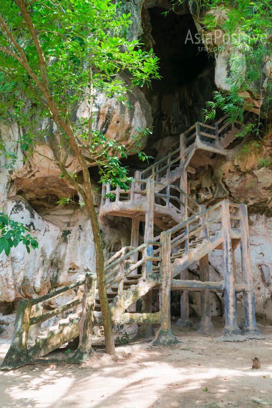 Лестница ведёт в главную пещеру | Что посмотреть в городе Краби (Таиланд) | AsiaPositive.com