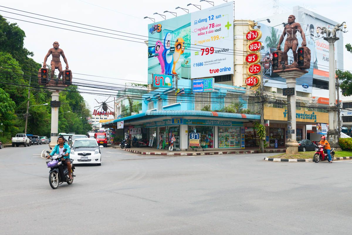 Перекрёсток со статуями первобытных людей | Что посмотреть в городе Краби (Таиланд) | Путешествия с AsiaPositive.com