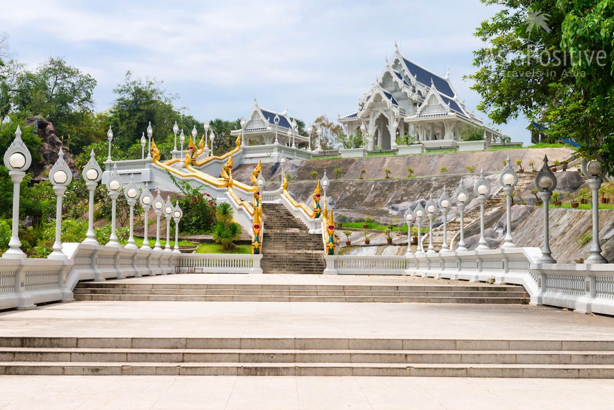 Белый храм в городе Краби (Таиланд) - достопримечательность Краби тауна