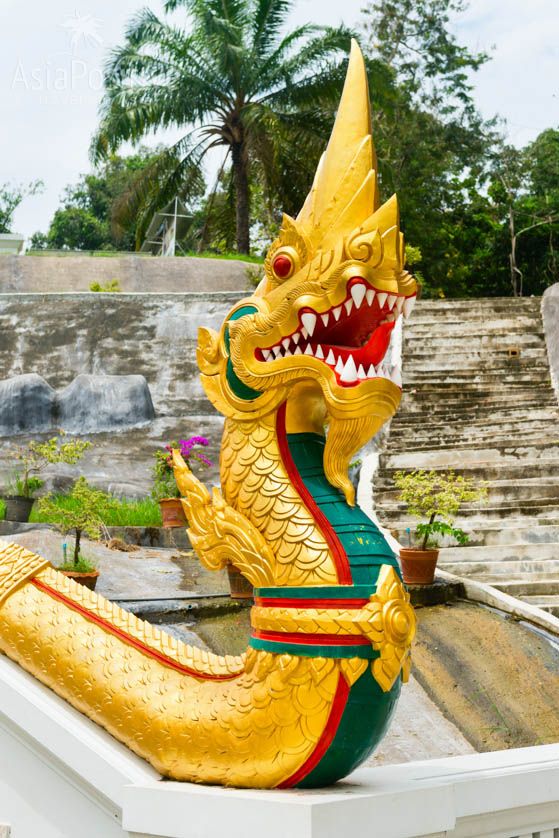 Змея (Нага) в Белом храме города Краби (Таиланд)