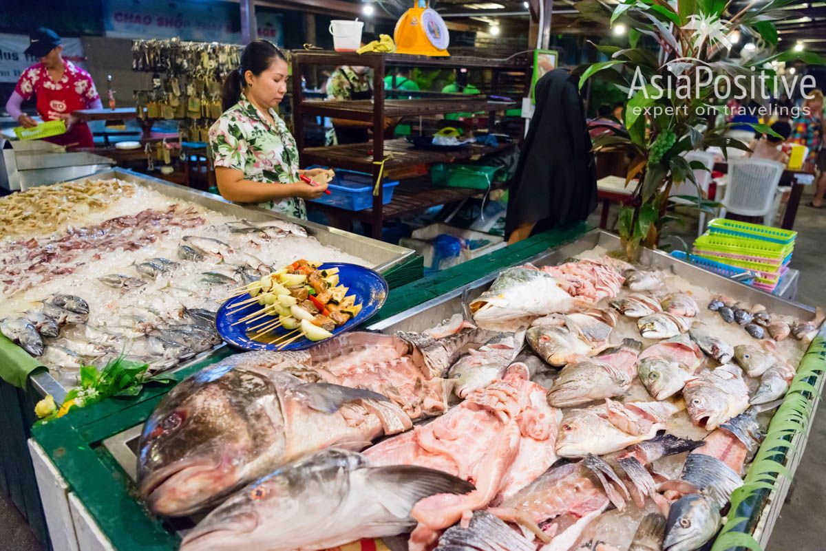 Широкий ассортимент морепродуктов в ресторанах на Ко Липе | 7 причин поехать на остров Ко Липе | Эксперт по путешествиям AsiaPositive.com