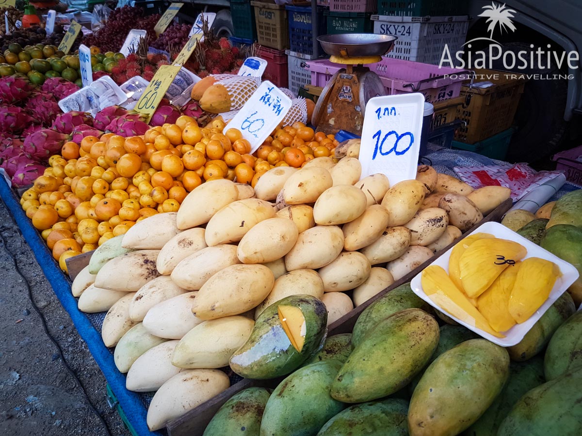 Рынки Пхукета: где и как покупать свежие морепродукты, и фрукты | Прилавки с фруктами прогибаются под тяжестью манго, апельсинов, мангустинов, рамбутанов и ананасов