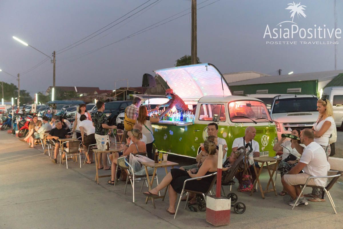 Выпить пару коктейлей в мобильном баре | 15 причин поехать на тайский рынок | Позитивные путешествия AsiaPositive.com
