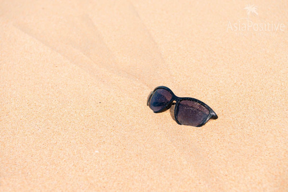 Песок на пляже Сурин чистый, мелкий и немного желтоватый