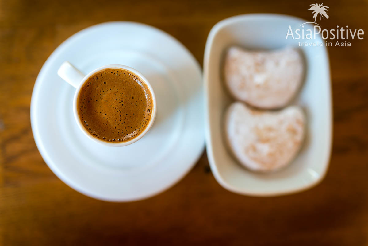 Чашка турецкого кофе со сладостями