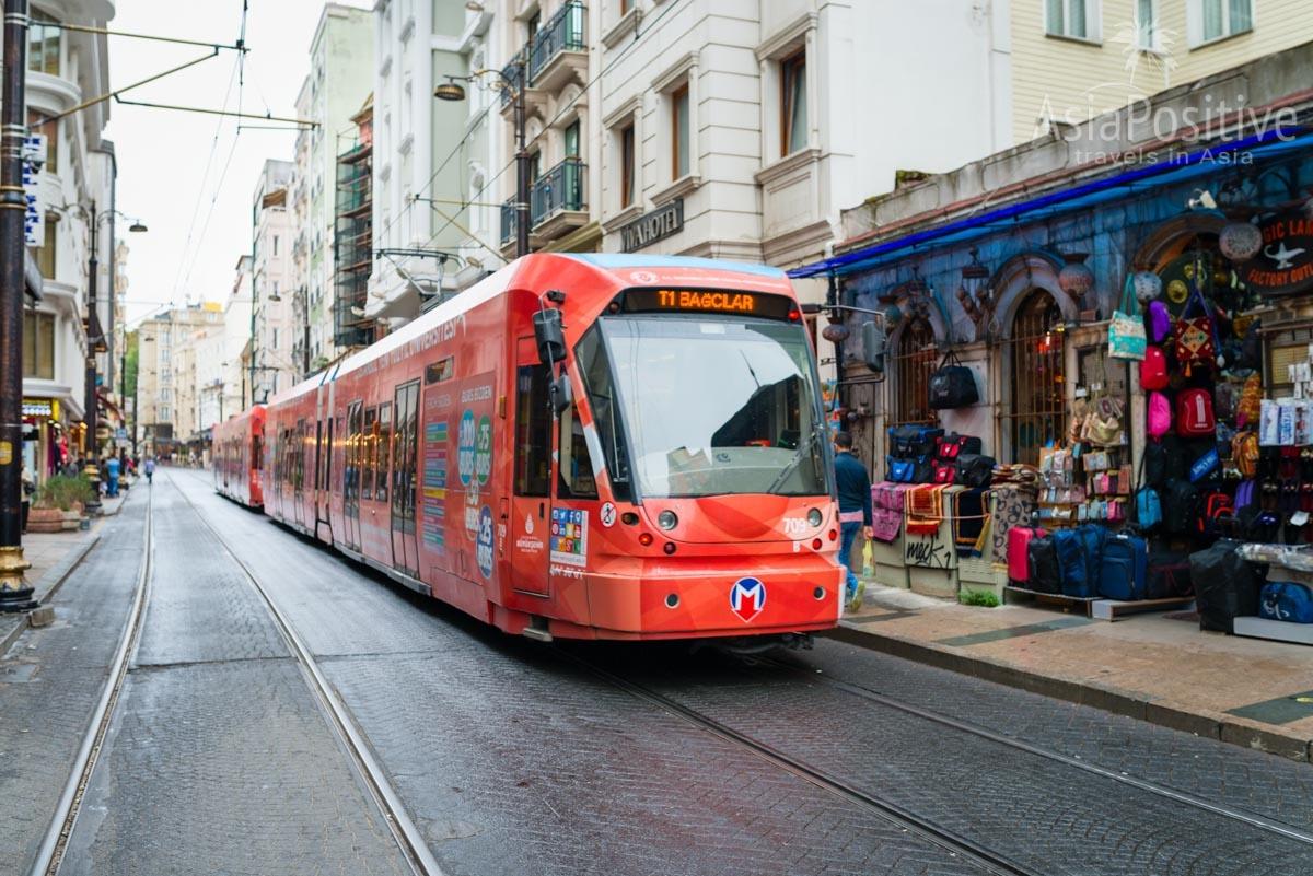 Трамвайная линия Т1 в центре Стамбула (район Султанахмет)