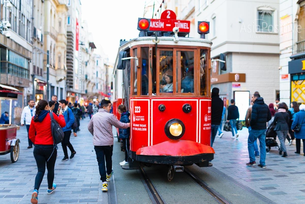 Исторический трамвай на улице Истикляль | Общественный транспорт Стамбула 